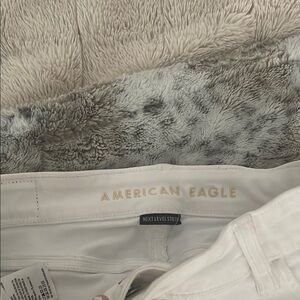 American Eagle Outfitters White Jeans Sleek Modern Style
